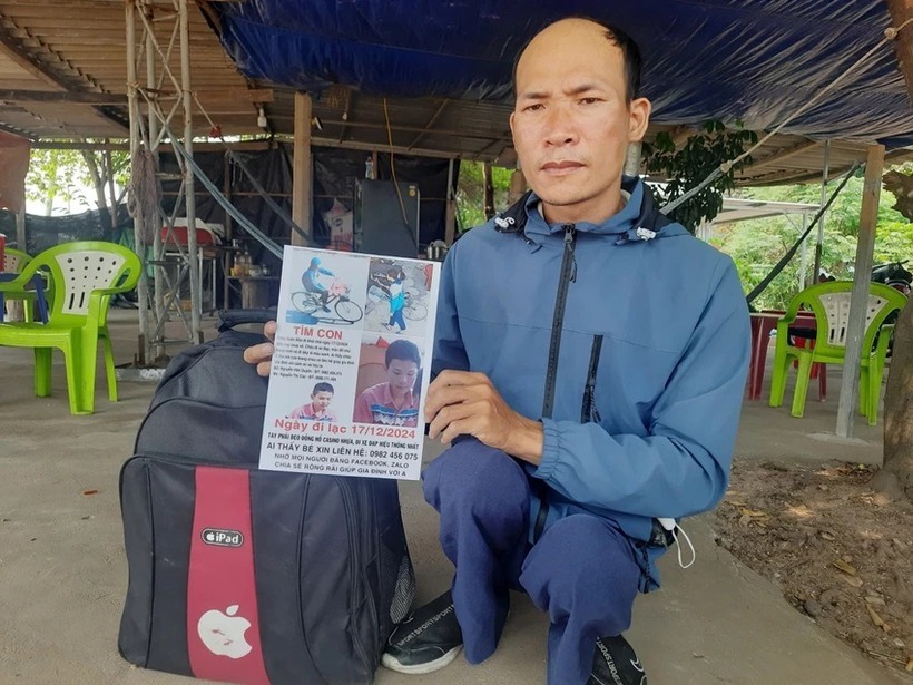 Đã hơn 3 tháng nay, ông Quyền chạy xe máy từ Bắc vào Nam để tìm con trai 17 tuổi. (Ảnh: PLO)