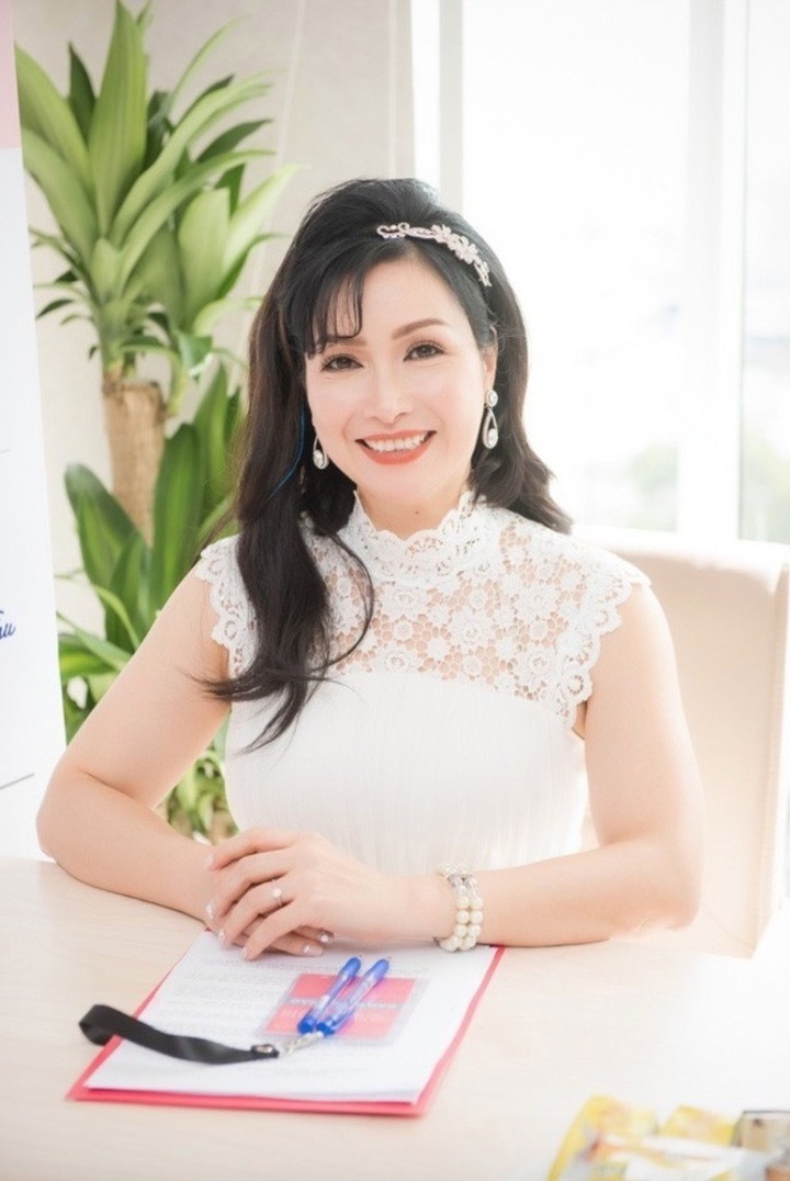 Là du học sinh cao học Việt Nam đầu tiên tại Hàn Quốc sau khi đất nước thống nhất, Bùi Bích Phương đã từ chối sự đặc cách của nhà trường dành cho sinh viên nước ngoài là được viết và bảo vệ luận văn Thạc sĩ bằng tiếng Anh, Bùi Bích Phương đã viết luận văn thạc sĩ bằng tiếng Hàn Quốc và bảo vệ xuất sắc luận văn trong sự vui mừng và tự hào của các giáo sư, thầy cô bạn bè. Sau khi tốt nghiệp đại học, chị về nước làm cán bộ đối ngoại ở Viện Nghiên cứu Nhà nước và Pháp luật. Ngoài ra, hoa hậu còn học thêm chuyên ngành Kinh tế quốc dân và Kinh tế quốc tế.