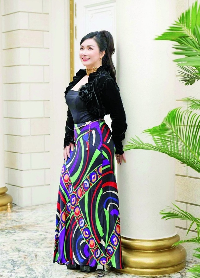 Sau 37 năm đăng quang, Bùi Bích Phương vẫn giữ được nhan sắc mặn mà và duyên dáng, luôn được khen trẻ đẹp hơn nhiều so với tuổi 54. Hoa hậu cho biết chị thường trang điểm rất nhẹ, thậm chí không trang điểm nên ít người nhận ra. Sở hữu khối tài sản lớn song Bùi Bích Phương vẫn tự nhận mình có cuộc sống bình dị, không sang chảnh như mọi người nghĩ về một hoa hậu.