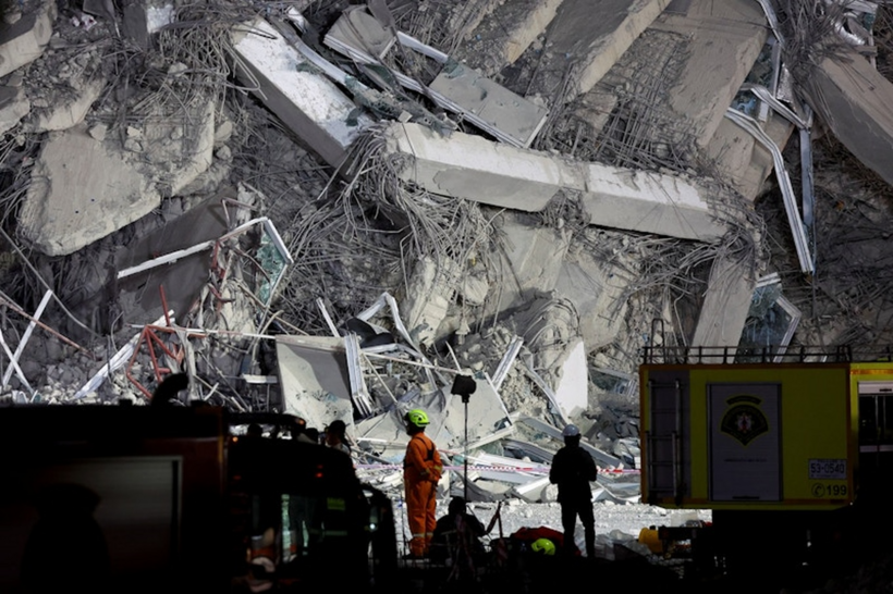 Công tác tìm kiếm cứu hộ tại công trình 30 tầng ở Bangkok tiếp tục trong đêm tối (Ảnh: Reuters).