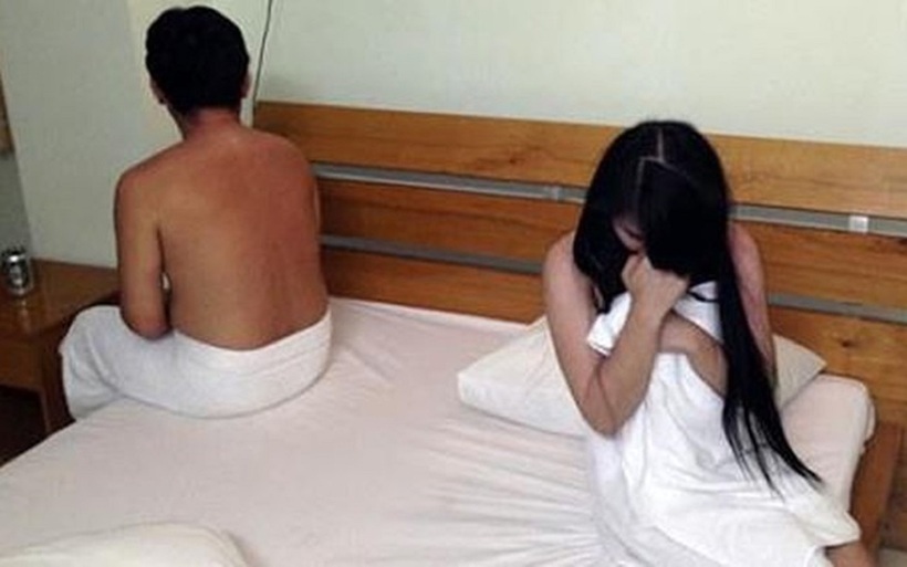Đôi nam nữ bị bắt quả tang mua bán dâm. Ảnh minh họa