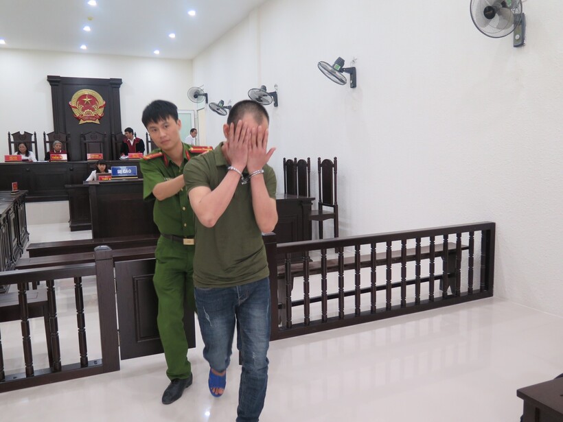 Bị cáo rời phiên xử sau khi nghe tòa tuyên án. (Ảnh: Tuổi trẻ)