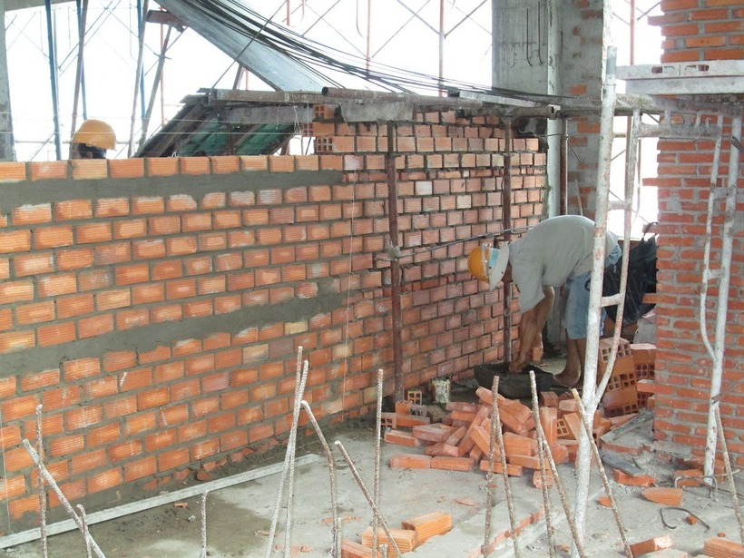 Xây tường 2 lớp cách nhiệt là một giải pháp hiệu quả để tạo ra không gian sống thoải mái, tiết kiệm năng lượng và giảm thiểu tiếng ồn. Ảnh minh họa
