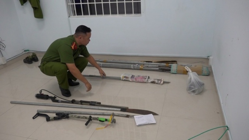 Hung khí tự chế mà công an thu giữ. Ảnh: Người Lao Động.