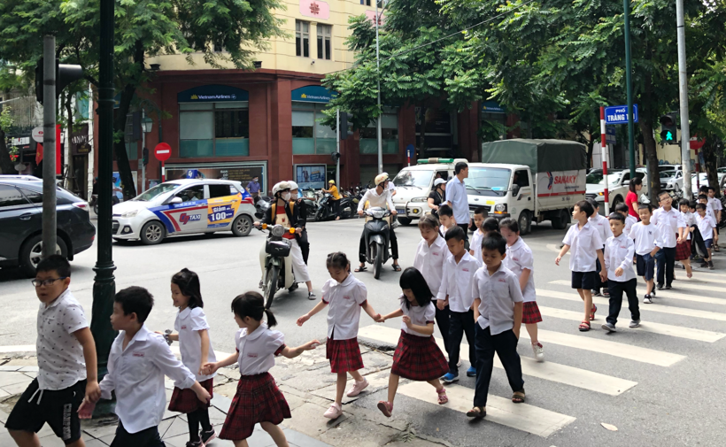 Người đi bộ sang đường đúng quy định giúp đảm bảo an toàn giao thông. Ảnh minh họa