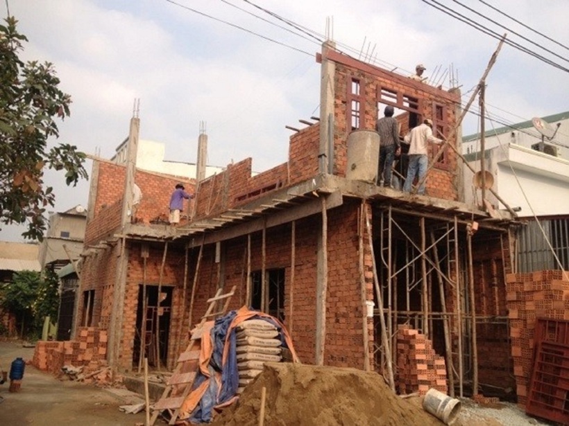 Việc xây nhà thấp hơn hai nhà bên cạnh có thể dẫn đến nhiều vấn đề không mong muốn, ảnh hưởng đến chất lượng cuộc sống và giá trị tài sản. Ảnh minh họa