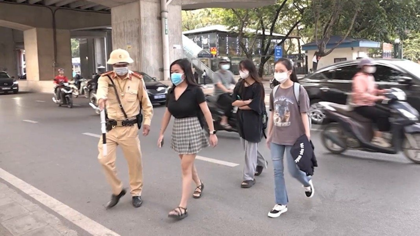 Trường hợp không có đèn tín hiệu, vạch kẻ đường, cầu vượt, hầm dành cho người đi bộ thì, khi qua đường phải có tín hiệu bằng tay. Ảnh minh họa