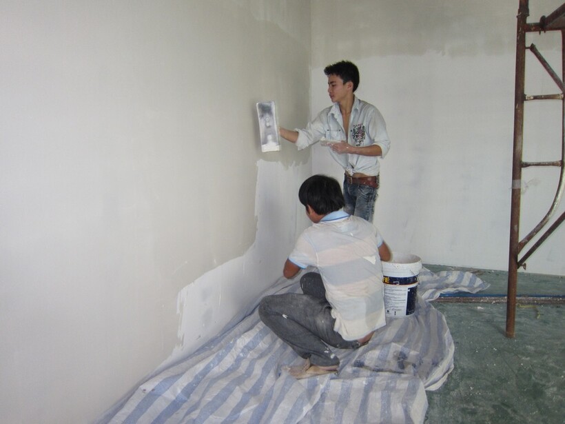 Sơn nhà là một bước quan trọng trong quá trình hoàn thiện công trình, ảnh hưởng đến cả thẩm mỹ lẫn độ bền của tường. Ảnh minh họa