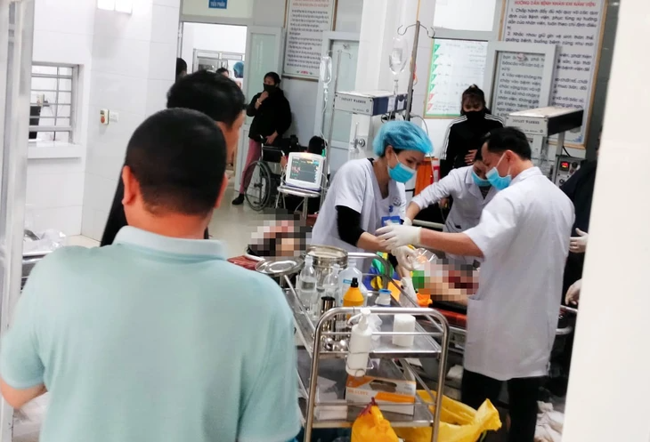 Các bác sĩ Bệnh viện đa khoa huyện Diễn Châu cấp cứu các cô giáo bị thương nặng. Ảnh: Tuổi Trẻ