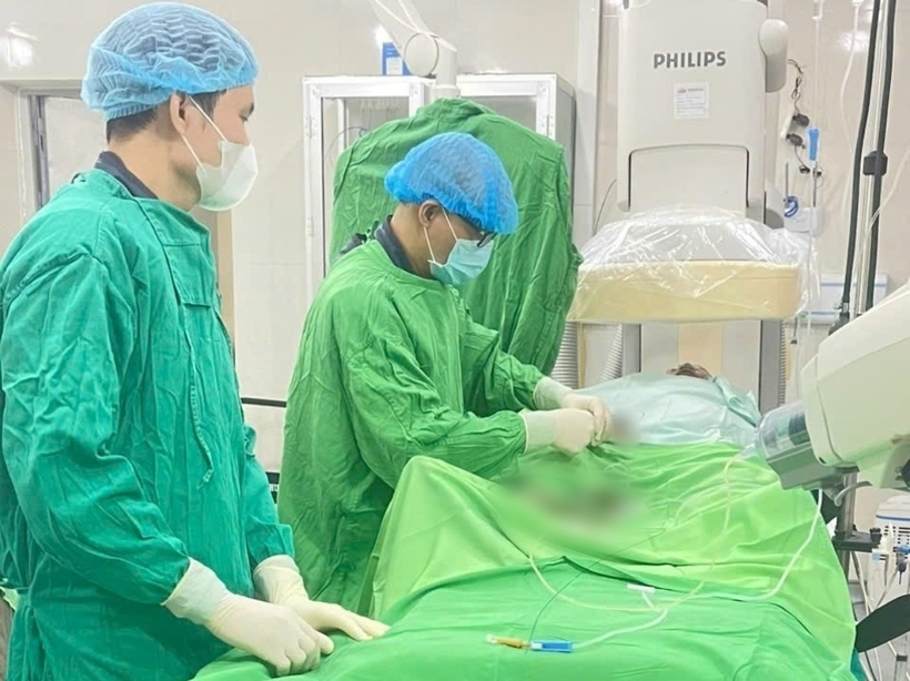 Các bác sĩ tiến hành can thiệp lấy huyết khối động mạch não trên bệnh nhân. Ảnh: Tri Thức