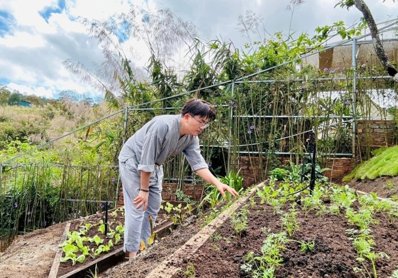 Đại Nghĩa dành một phần đất để trồng hoa và cây cảnh, tự thiết kế không gian sống. Anh tự tay gieo trồng các loại rau thơm, atiso, củ cải đường, cà rốt, ớt, chanh vàng. Nam MC tự nhận bản thân hợp với việc làm nông nên ngôi nhà lúc nào cũng có hoa nở, rau xanh.