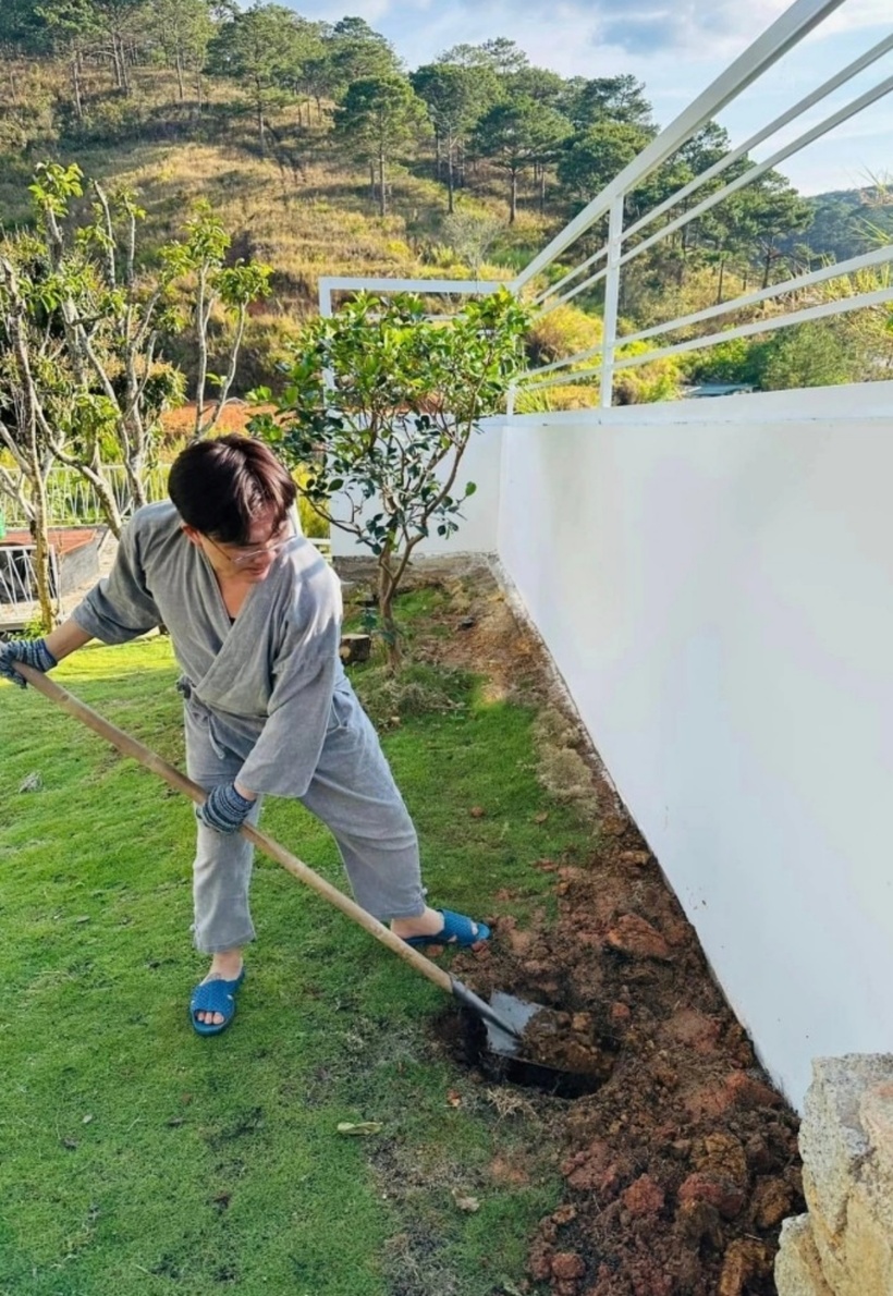 Nam MC tiết lộ anh mua mảnh đất và làm nhà vườn tại Đà Lạt từ năm 2024. Đến tháng 1, ngôi nhà 2 tầng cơ bản được hoàn thành. "Tôi thích cuộc sống điền viên nên tìm mua đất, làm nhà vườn vào năm ngoái, trải nghiệm công việc nhà nông", Đại Nghĩa nói.