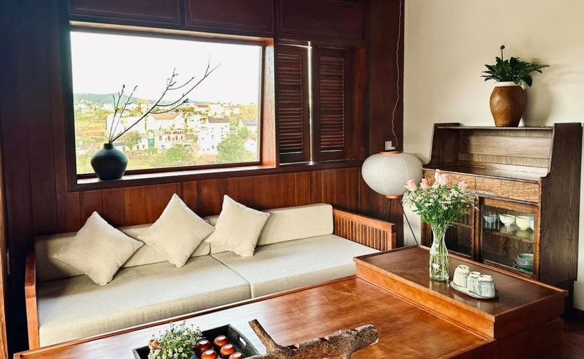 Không gian sống ở Đà Lạt của Đại Nghĩa được xây dựng mộc mạc, nội thất chủ yếu là gỗ. Ngôi nhà được thiết kế tối giản gồm phòng ngủ, phòng khách, bếp.