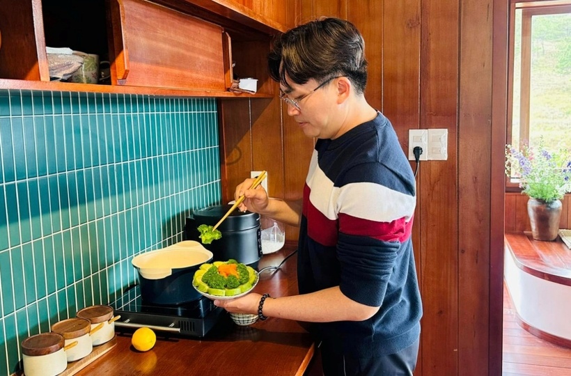 Trong đó, khu bếp liên thông với phòng khách. Khi khách đến thăm, anh tự ra vườn hái rau, nấm và vào bếp nấu ăn, đãi họ các món thuần chay sở trường của mình.