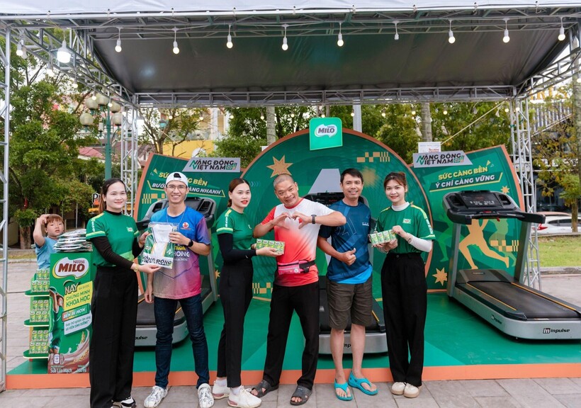 Khu vực trải nghiệm thể lực “Năng Động Việt Nam” của Nestlé MILO tại Giải Tiền Phong Marathon 2025, nơi người tham dự có thể tham gia thử thách chạy bộ, kiểm tra sức bền và nhận quà tặng từ nhãn hàng.