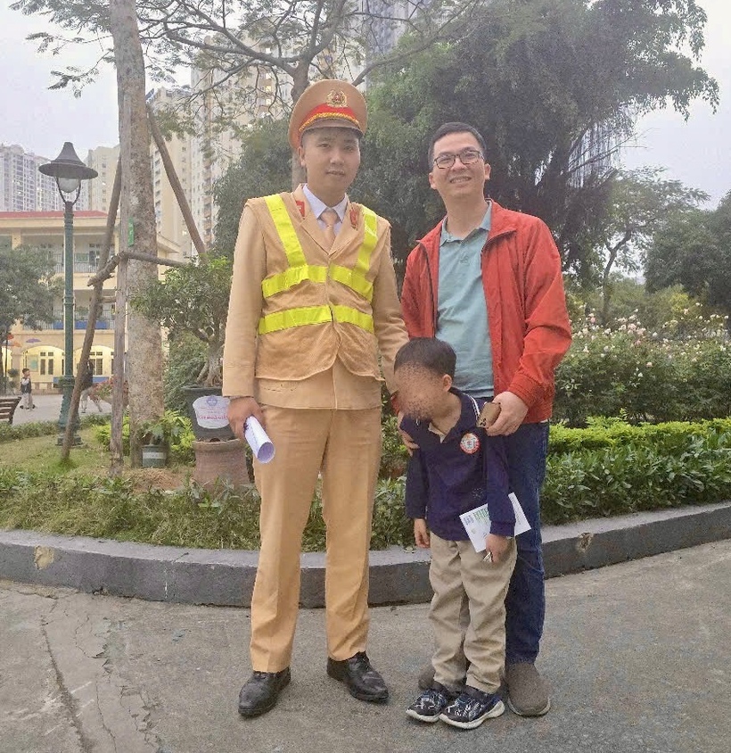 Gia đình cháu bé cho biết rất xúc động khi lực lượng CSGT đã giúp cháu bé được an toàn