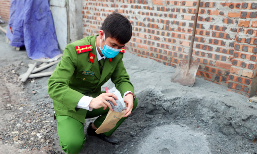 Cơ quan Công an lấy mẫu xỉ nhôm. Ảnh CACC