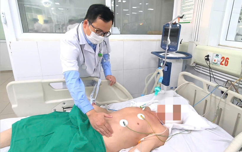 Cụ ông được các bác sĩ cứu qua cơn nguy kịch nhưng tiên lượng vẫn rất nặng. Ảnh: BVCC