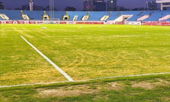 Mặt cỏ sân vận động Mỹ Đình thường xuyên bị chê bai trong vài năm gần đây. Ảnh: VTC News