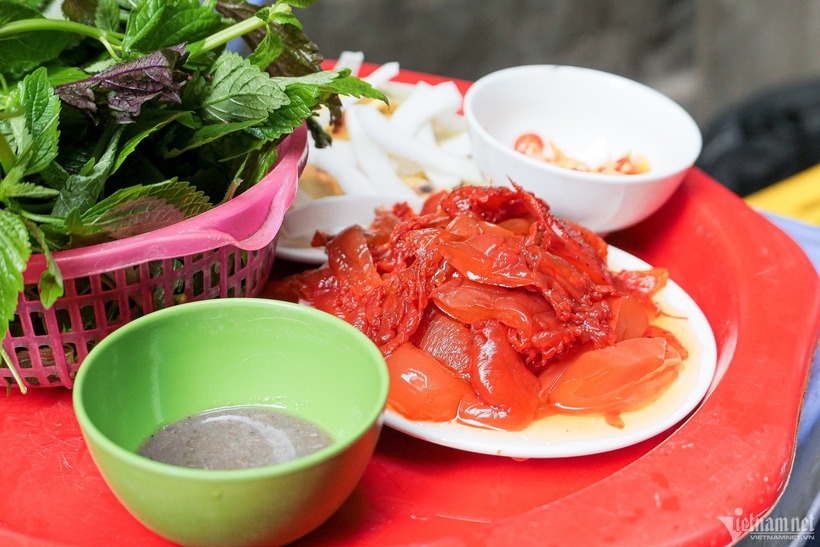 Nhiều bạn trẻ ưa ái gọi sứa đỏ là món "sashimi Việt Nam"