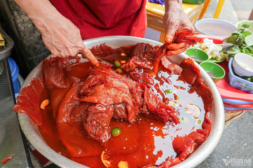 Sứa cũng không có màu trắng trong nguyên thủy mà luôn có màu đỏ sẫm hoặc cam bắt mắt, do được ngâm với phần rễ và vỏ cây sú vẹt cho giòn sật. Ảnh: Vietnamnet.