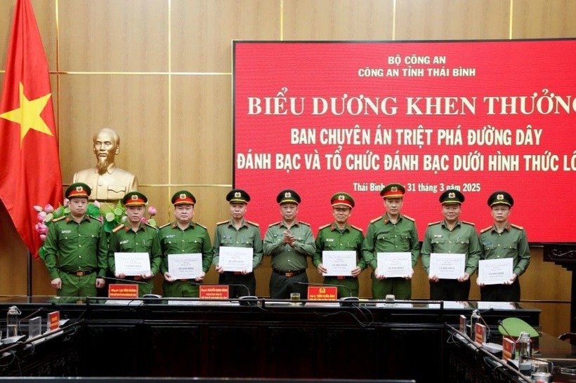 Đại tá Trần Xuân Ánh, Giám đốc Công an tỉnh Thái Bình trao thưởng cho Ban chuyên án Ảnh: Dân trí