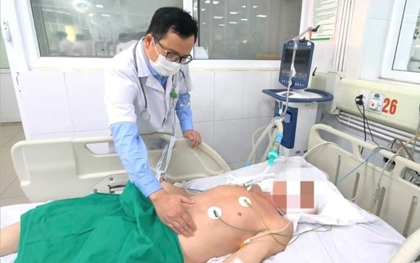 Bệnh nhân đang được điều trị tích cực, thở máy, sử dụng kháng sinh và thuốc diệt ký sinh trùng. Ảnh: Lao Động