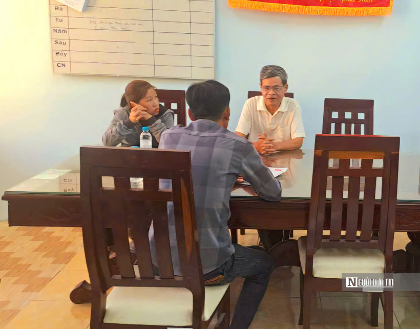 Luật gia Trịnh Văn Huy, Giám đốc Trung tâm Tư vấn pháp luật (áo trắng đeo kính) đang tư vấn pháp luật về lĩnh vực đất đai cho ông Nguyễn Ngọc Anh tại Trung tâm.