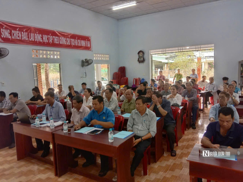 Đông đảo người dân trên vùng biên đến trụ sở UBND xã Tân Thành (huyện Bù Đốp) để nghe thông tin về pháp luật do Hội Luật gia tỉnh Bình Phước tổ chức tuyên truyền.