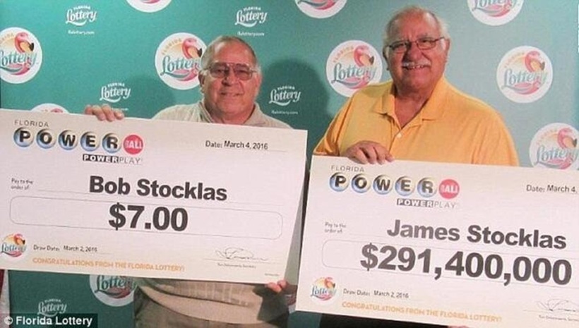 Hình ảnh hai anh em cùng nhận giải thưởng xổ số từng gây xôn xao mạng xã hội. Ảnh: Florida Lottery