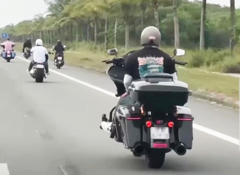 Người lái mô tô phân khối lớn buông hai tay. Ảnh: Tuổi trẻ