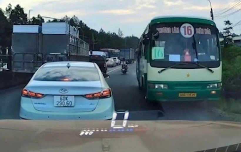 Tài xế xe buýt điều khiển xe chạy ngược chiều trên quốc lộ 1. Ảnh: Giao thông