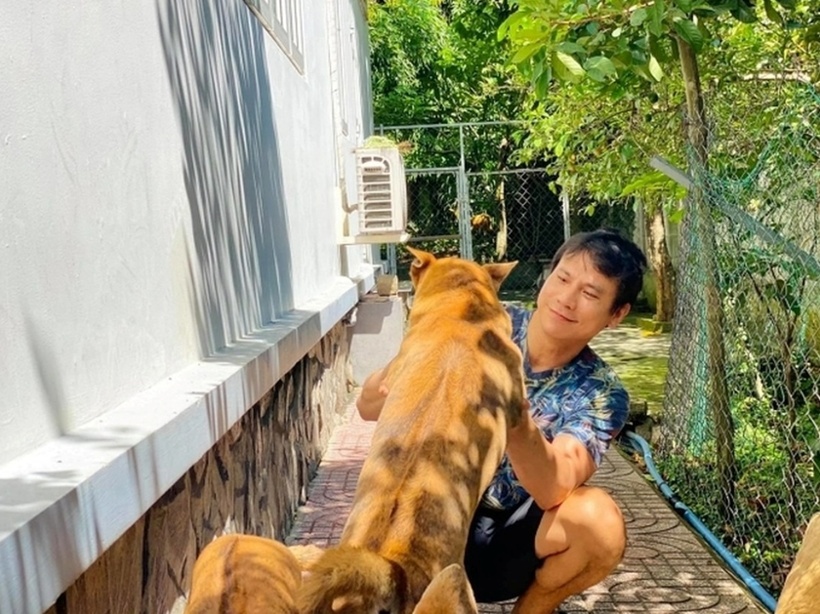 Bên cạnh làm vườn, nam diễn viên còn nuôi cả chó và gà cho vui nhà vui cửa.