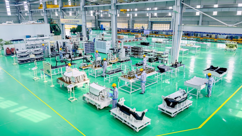 Các kỹ sư nghiên cứu thí nghiệm, thử nghiệm sản phẩm