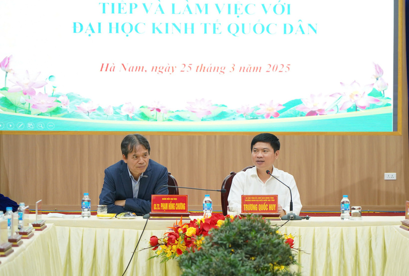 Ông Trương Quốc Huy, Bí thư Tỉnh ủy, Chủ tịch UBND tỉnh Hà Nam làm việc với Đoàn công tác của Trường Đại học Kinh tế Quốc dân. Ảnh: Hoa Hiên