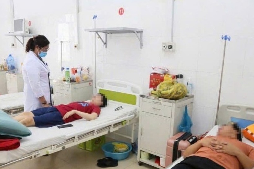 Các bệnh nhân bị nhiễm ký sinh trùng do ăn thịt thỏ đang được bác sĩ thăm khám. Ảnh: CDC Đắk Lắk.