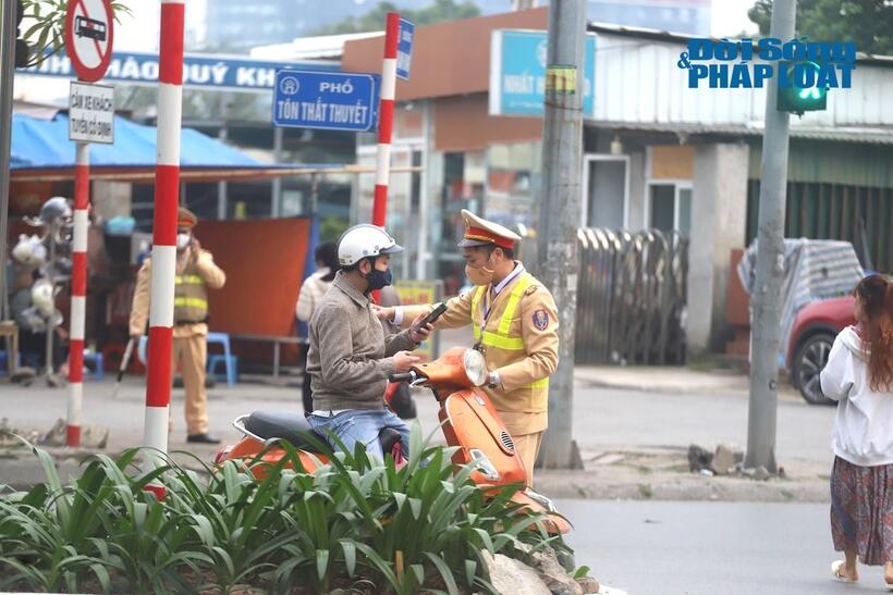Một trường hợp khác điều khiển xe ngược chiều cũng được CSGT yêu cầu dừng xe, xử lý