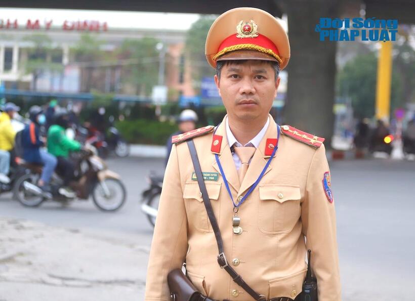 Đại uý Bùi Thành Tuyên, cán bộ Đội CSGT đường bộ số 6, Phòng CSGT Công an TP.Hà Nội cho biết, việc xử lý vi phạm thực hiện theo phương châm “không có vùng cấm, không có ngoại lệ”
