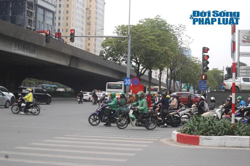 Các phương tiện dừng xe trên vạch đường chiếm hết lối đi dành cho người đi bộ