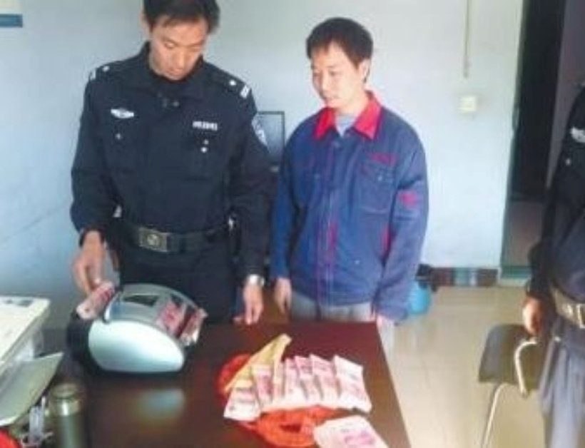 Anh Vương phát hiện số tiền lớn bên trong nên đã báo cảnh sát. Ảnh: Sina