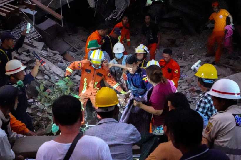 Lực lượng cứu hộ đưa người sống sót ra khỏi đống đổ nát sau trận động đất, ở Mandaláy hôm 29/3. Ảnh: Reuters