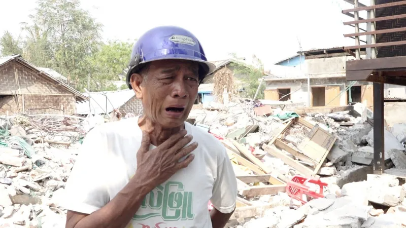 Ông Kywe Nyein (71 tuổi) không kìm được nước mắt khi nhắc về cháu gái 5 tuổi. Ảnh: BBC