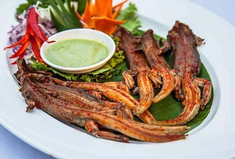 Thằn lằn núi nướng muối ớt.