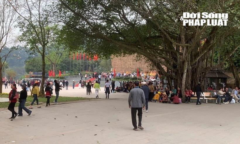 Ghi nhận tại đền Hùng sáng nay 1/4, rất đông người dân đã tìm đến dâng hương, chiêm bái.
