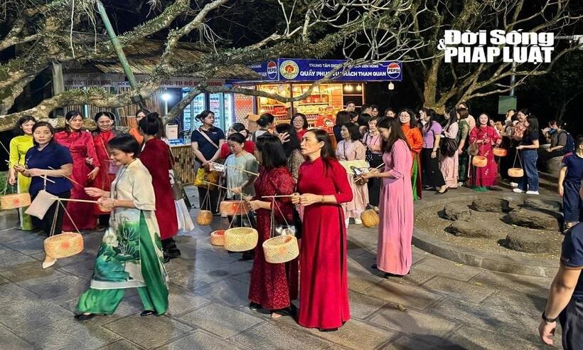 Du khách đến chiêm bái, dâng hương tại Đền Hùng.