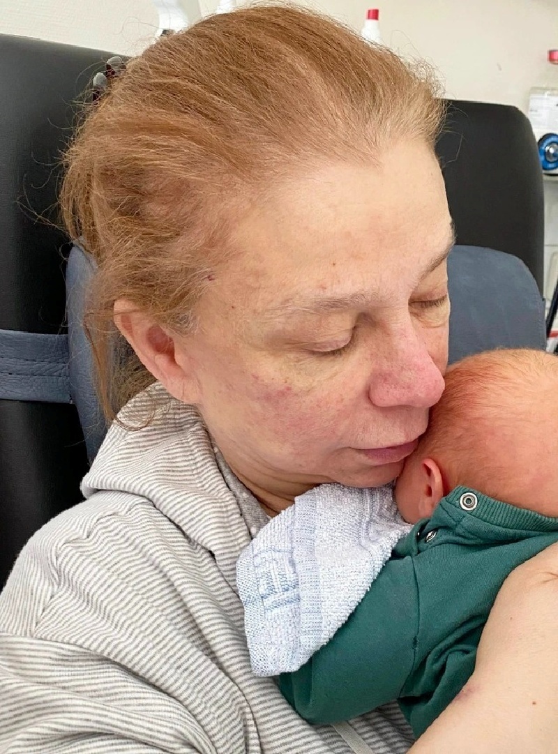 Bà Alexandra Hildebrandt 66 tuổi, giám đốc một bảo tàng ở Berlin, đã sinh một bé trai khỏe mạnh tên Philipp bằng phương pháp sinh mổ. Ảnh: TODAY.