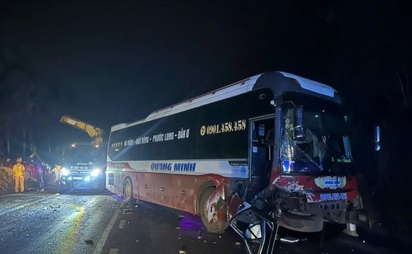Xe khách hư hỏng phần đầu sau va chạm. (Ảnh: Pháp luật TP.HCM)