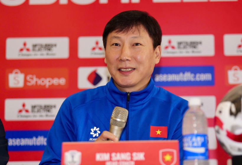 HLV Kim Sang-sik đã chia sẻ kế hoạch nâng cao sức mạnh của đội tuyển Việt Nam, trong đó đặc biệt nhấn mạnh việc tìm kiếm và bổ sung cầu thủ nhập tịch.