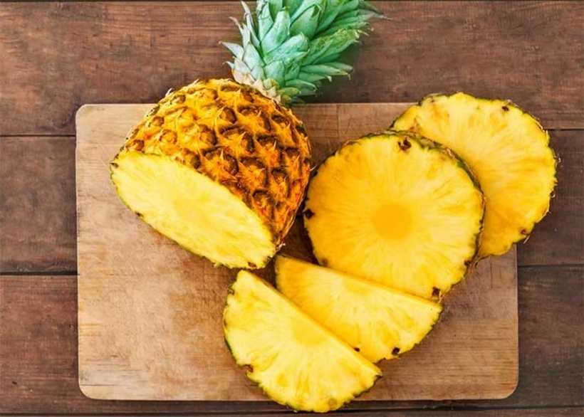 Người bị bệnh dạ dày không nên ăn nhiều dứa, chỉ nên ăn một miếng rất nhỏ bởi dứa có chứa nhiều axit hữu cơ và một số enzyme làm tăng viêm loét niêm mạc dạ dày, đường ruột, dễ gây nôn nao, khó chịu. Ảnh minh họa.