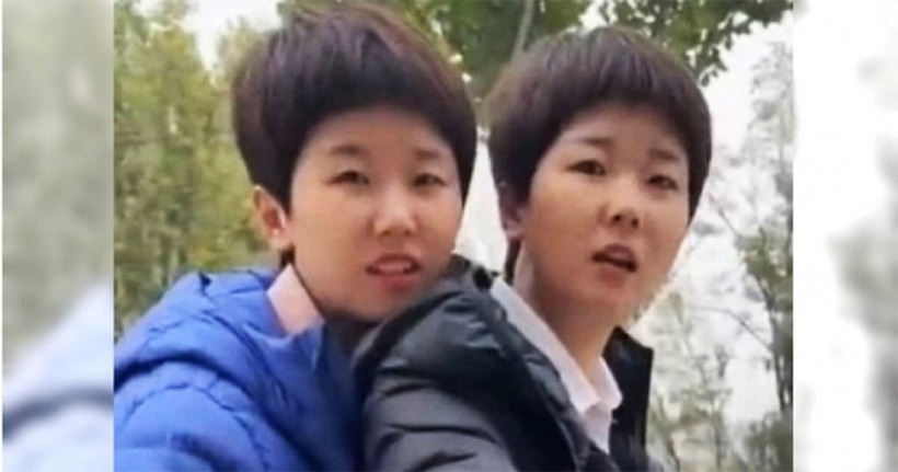 Hai cô gái đi xét nghiệm ADN, kết quả cho thấy họ là chị em sinh đôi. Ảnh: Weibo